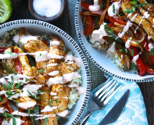 Bol de fajitas de pollo con cilantro, arroz con lima y crema agria con  chipotle - East Side Table